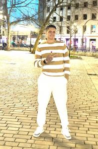 Chico busca chica en Sevilla: 