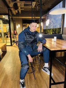 Chico busca chica en Sevilla: 