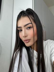 613647137: Chica busca chico en Barcelona