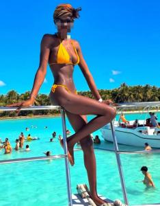 664039809: Chica busca chico en Barcelona