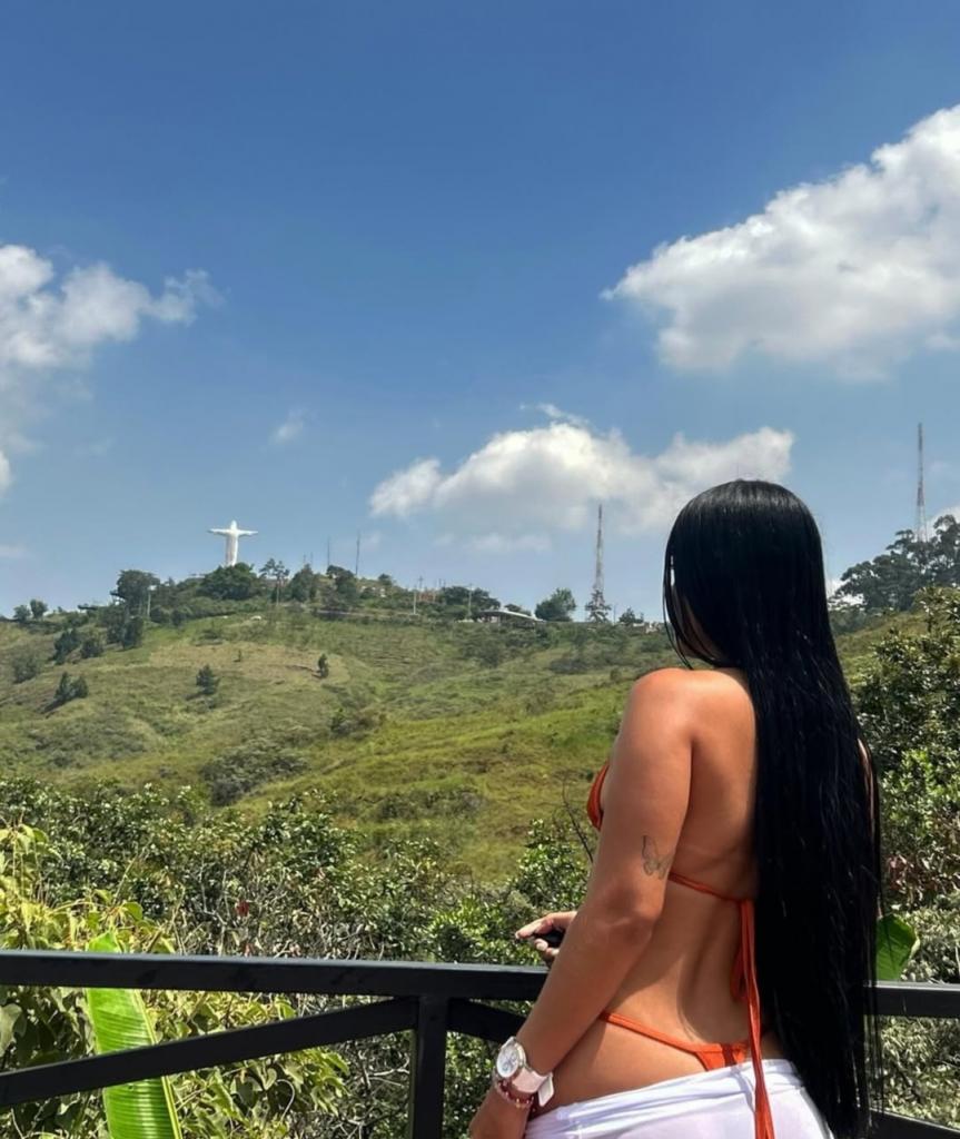 697708106: Chica busca chico en Cádiz