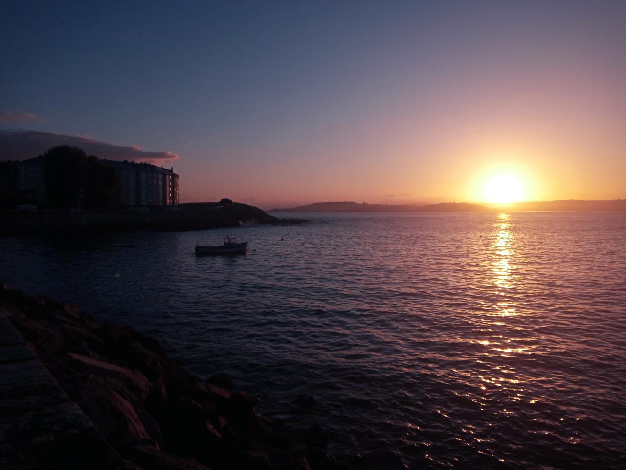 611166113: Chica busca chico en La Coruña