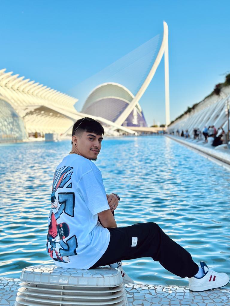 662089415: Chico busca chica en Valencia