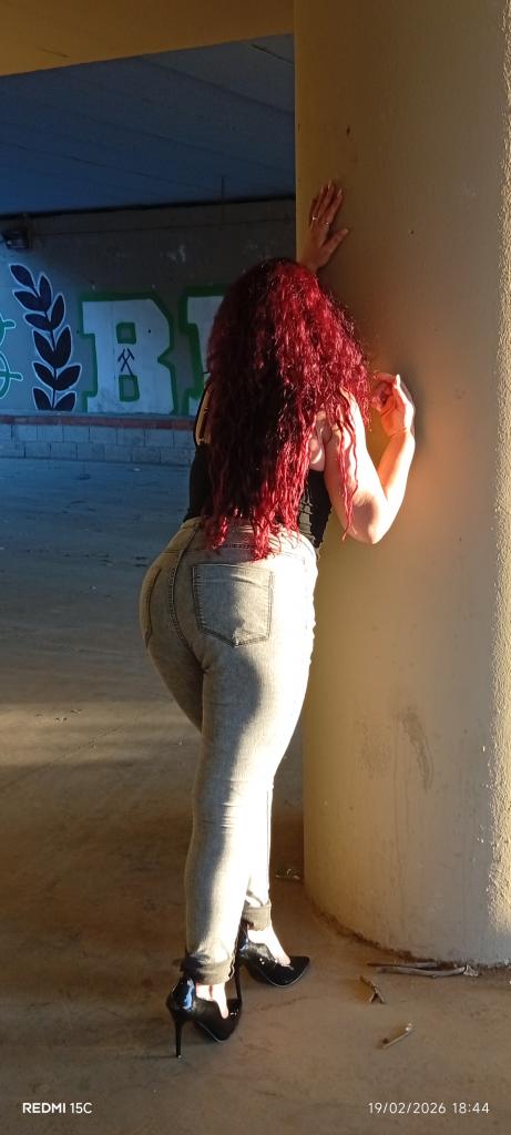 637964068: Chica busca chico en Sevilla