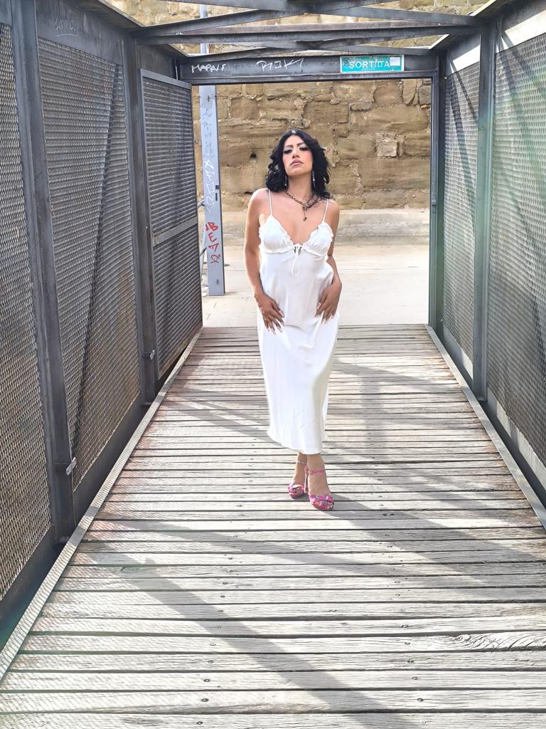 613592989: Chica busca chico en Barcelona