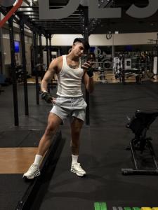 Chico busca chica en Sevilla: 