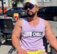 698133722: Chico busca chica en Barcelona