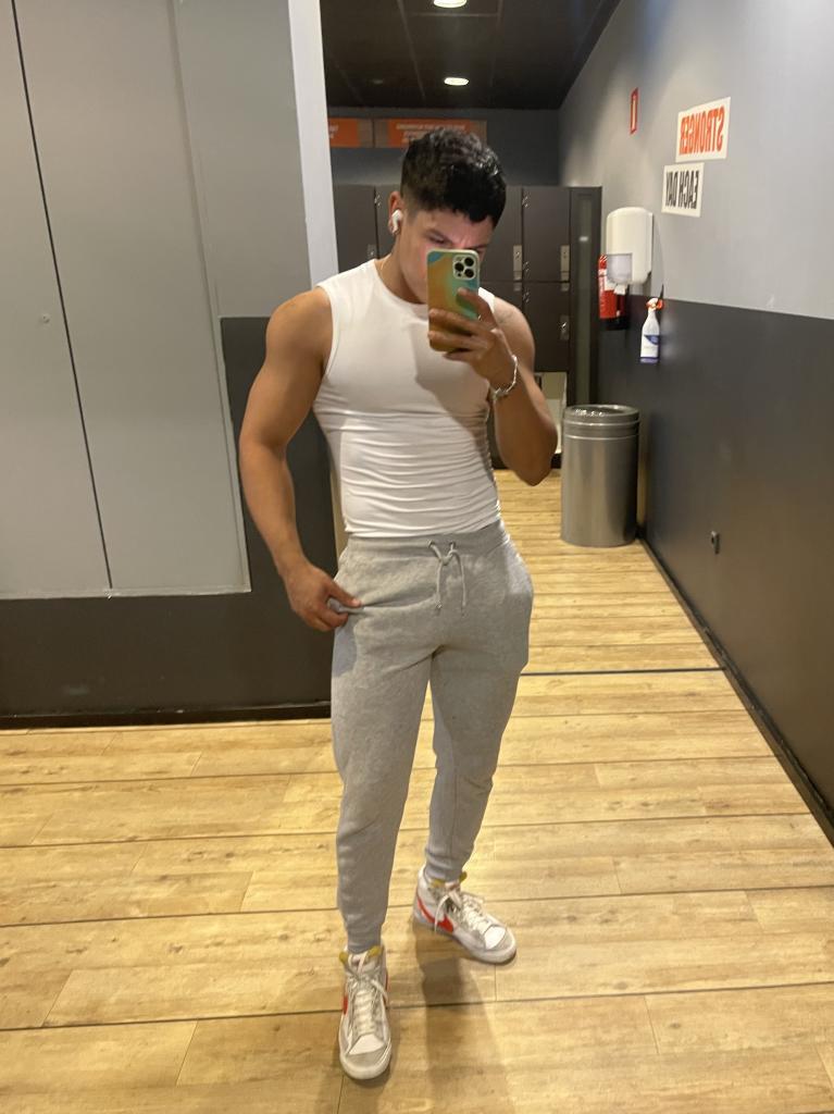 Chico busca chica en Sevilla: 