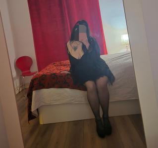 614187906: Chica busca chico en Gerona