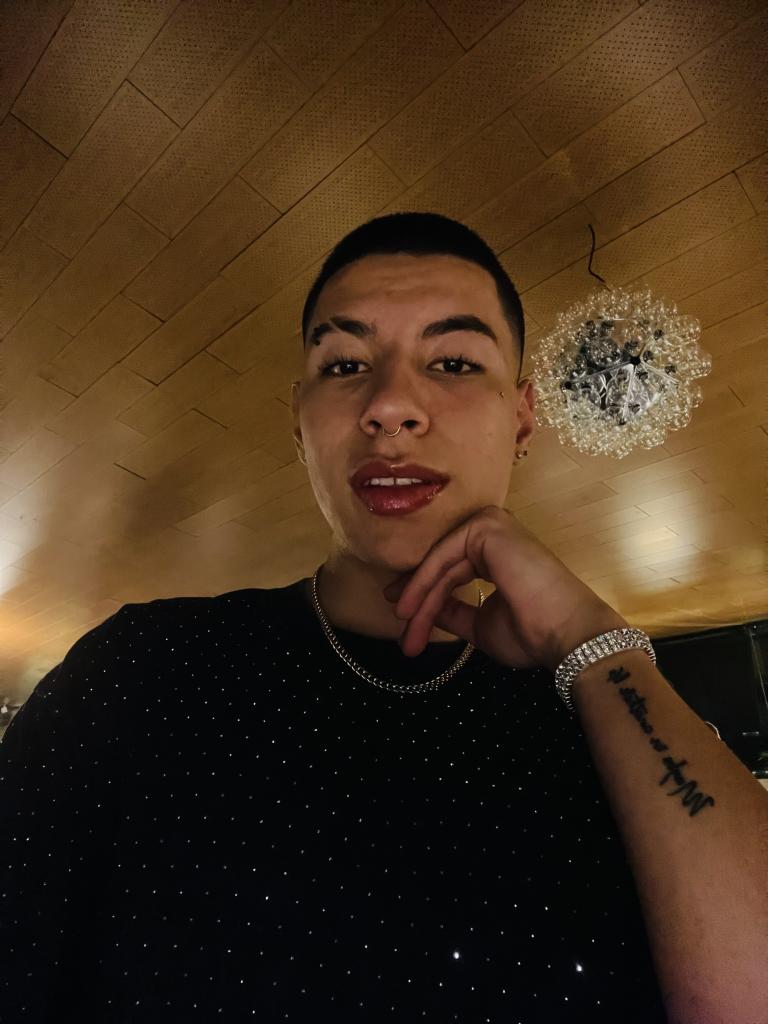 Chico busca chica en Sevilla: 