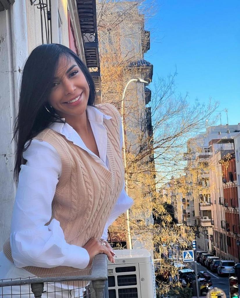 613792147: Chica busca chico en Barcelona