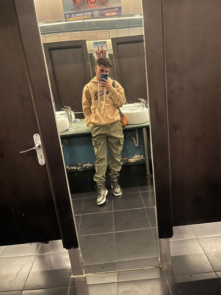 Chico busca chica en Sevilla: 