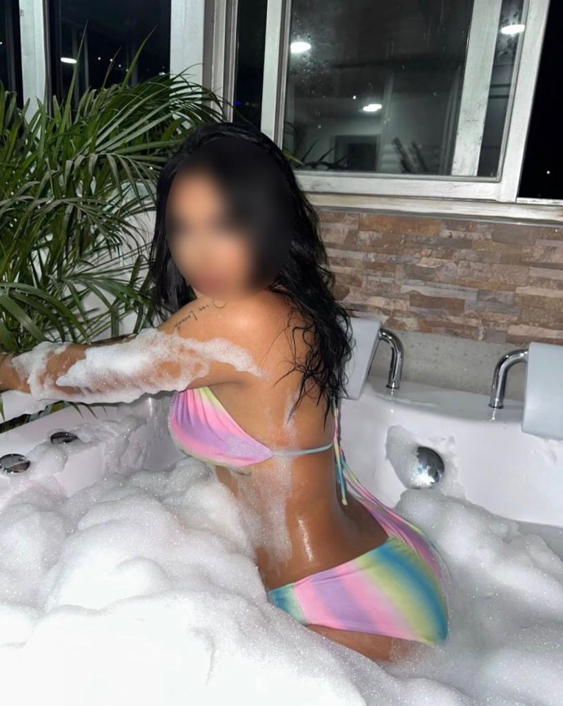 643737550: Chica busca chico en La Coruña