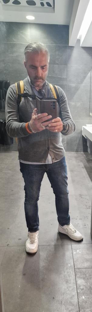 Chico busca chica en Granada: 