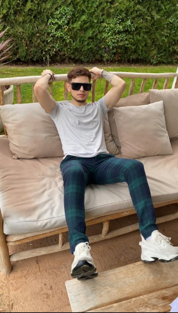 697387175: Chico busca chica en Madrid