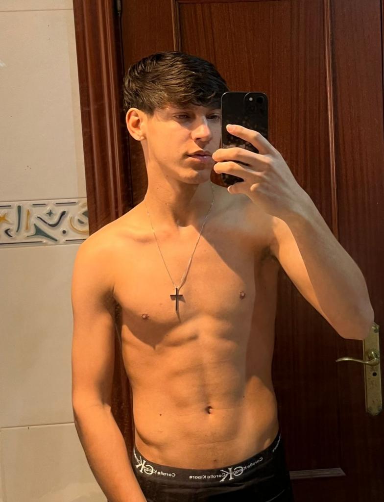 674344545: Chico busca chica en Málaga