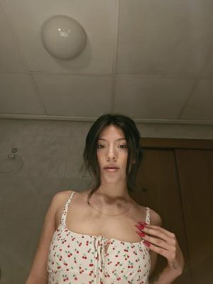 663085952: Chica busca chico en Barcelona