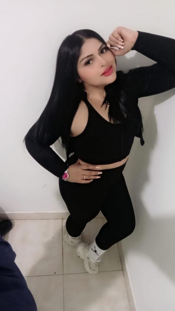 667037085: Chica busca chico en Sevilla