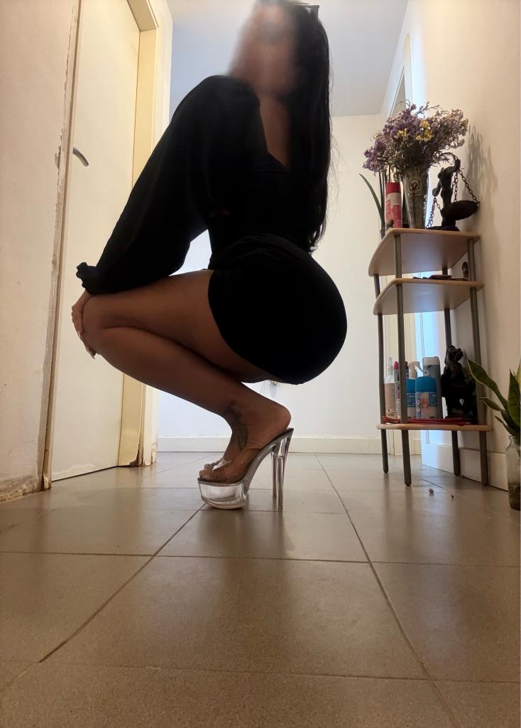 628067177: Chica busca chico en La Coruña