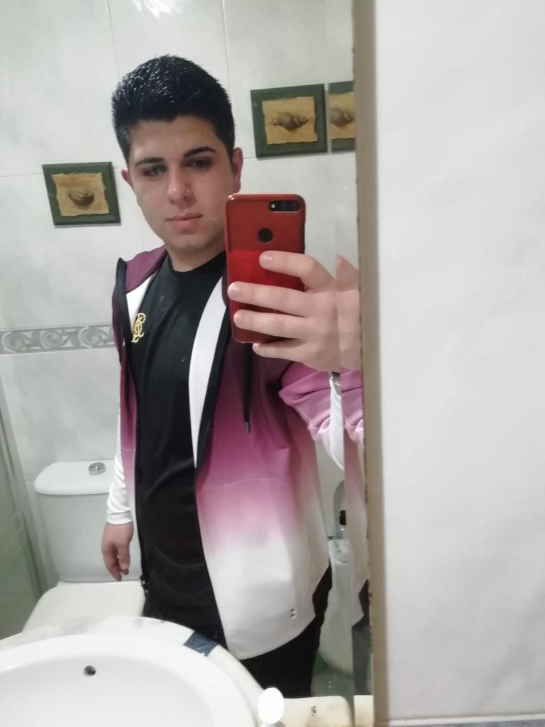 631341789: Chico busca chica en Lugo