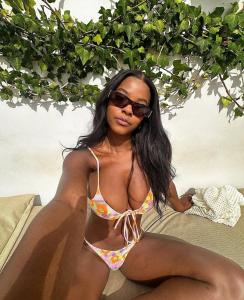 613835182: Chica busca chico en Barcelona