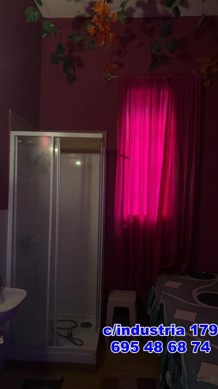 695486874: Chica busca chico en Barcelona