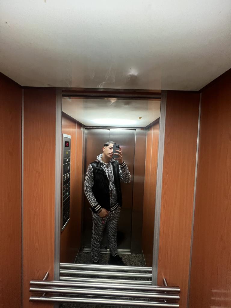 677295437: Chico busca chica en Barcelona